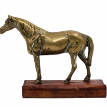 פסל דקורטיבי בדמות סוס, עשוי פליז יצוק ובסיס עץ