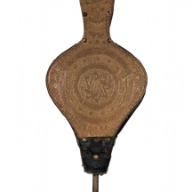 מפוח עתיק עשוי עץ ופליז, מעוטר בעבודת יד