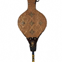 מפוח עתיק עשוי עץ ופליז, מעוטר בעבודת יד