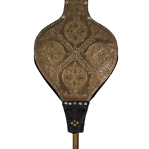 מפוח עתיק עשוי עץ ופליז, מעוטר בעבודת יד