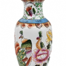 כד חרסינה סיני דקורטיבי מעוטר באמייל בדגם טווסים, לא חתום