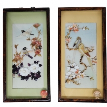 זוג תמונות סיניות דקורטיביות, עשויות בתבליט וממוסגרות במיסגור תיבה עדין