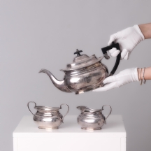 סט כלי הגשה אנגלי עתיק עשוי מתכת מצופה כסף מתוצרת: Garrard London & Company