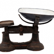 משקל מאזניים עתיק, עשוי ברזל וכף שקילה מצופה אמייל