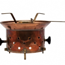 מעמד ישן לסיר פונדו, עשוי נחושת ופליז