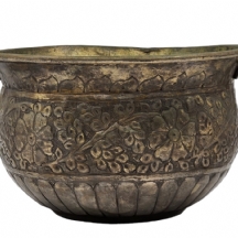 עציץ עתיק עשוי פליז, מעוטר עיטורי שקע ובלט בעבודת רפוסה (Repousse)