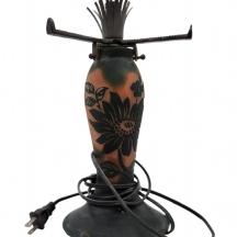 בסיס (רגל) למנורה שולחנית (ללא אהיל) עשוי זכוכית בסגנון גאלה, לא חתום התקני ברזל