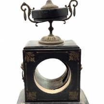 שעון צרפתי עתיק מהמאה ה-19, ללא המנגנון (רק הכיסוי), עשוי צפחה שחורה מעוטרת