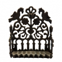 8חנוכיה ישנה עשויה מיקשת פליז יצוק בסגנון צפון אפריקה (דגם ציפורים)