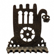 חנוכייה ישנה עשויה מיקשת פליז יצוק, בסגנון צפון אפריקה, מעוצבת בצורת חמסה