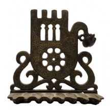 חנוכייה ישנה עשויה מיקשת פליז יצוק, בסגנון צפון אפריקה, מעוצבת בצורת חמסה