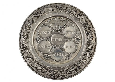 צלחת סדר פסח ישראלית מתוצרת 'קרשי' (Karshi), עשויה מתכת מצופה כסף, נושאת מדבקת