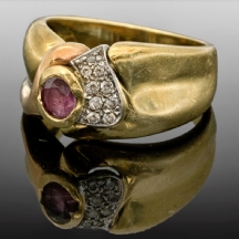 טבעת זהב משובצת אבני זירקוניה ורובי