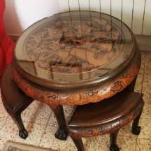 מערכת ריהוט סינית קטנה לסלון, מורכבת משולחן עגול ותחתיו 4 דרגשים תואמים