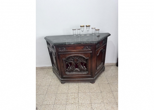 רהיט עתיק עשוי עץ בצורת טרפז, מגולף ביד, משטח עליון עשוי שיש
