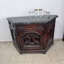 רהיט עתיק עשוי עץ בצורת טרפז, מגולף ביד, משטח עליון עשוי שיש