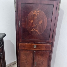 רהיט עתיק מסוף המאה ה-19 או מתחילת המאה העשרים (פינתי), עשוי עץ מעוטר בשיבוץ