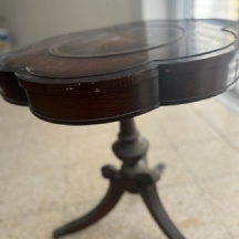 שולחן ישן בסגנון עתיק עשוי עץ ומשטח עליון עשוי עור עם עיטורי זהב, מצב משומש