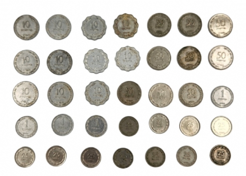 לוט של 35 מטבעות ישראלים ישנים.