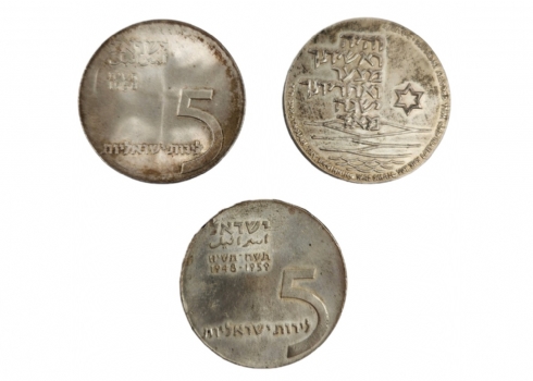 לוט הכולל 3 מטבעות כסף משקל כולל: 79.63 גרם כסף סה"כ.
