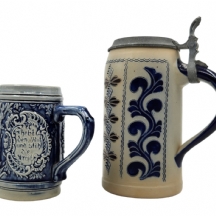 לוט של 2 כוסות בירה גרמניות ישנות עשויות חרס על רקע זיגוג מלח (solt glaze)