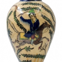 כד קרמיקה פרסי מעוטר בדמויות ציידים