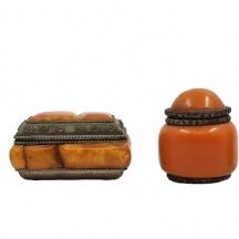 לוט של 4 פריטים ישנים, עשויים מחומר דמוי ענבר