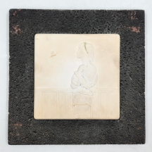 תבליט פורצלן בסקוויט בדמות נערה ופרפר