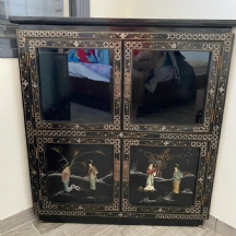 מזנון סיני ישן ויפה (פינתי) עם ויטרינה בחלקו העליון, עשוי עץ צבוע לכה שחורה