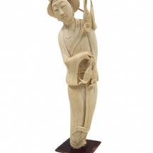 פסל סיני בדמות אישה ודגים על חכה, עשוי חומר מגולף, פגמי יושן