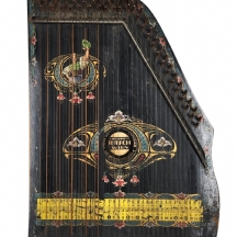 לאספני כלי נגינה - סיטאר אוסטרי עתיק, עשוי עץ מצוייר, ניתן לתליה על הקיר