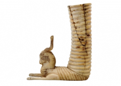 קישוט ישן עשוי עצם, מגולף על פי רייטון (Rhyton) אחמני עתיק לשתיית יין