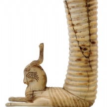 קישוט ישן עשוי עצם, מגולף על פי רייטון (Rhyton) אחמני עתיק לשתיית יין