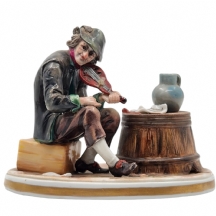 פסלון פורצלן גרמני עתיק מתוצרת: 'Oldest Volkstedt', בדמות כנר לצד קנקן שיכר