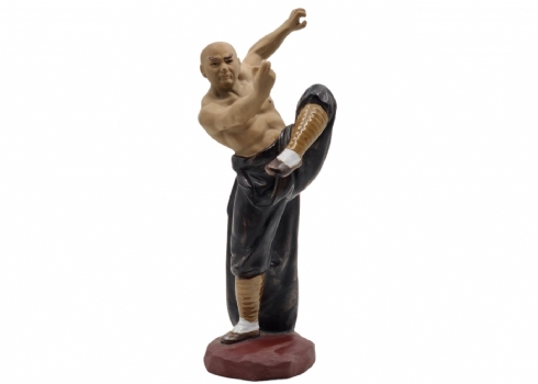 פסל קרמיקה סיני מתוצרת שיוואן (Shiwan ware) בדמות נזיר לוחם, עשוי חימר מעוטר