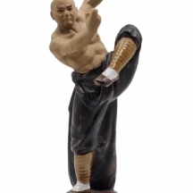 פסל קרמיקה סיני מתוצרת שיוואן (Shiwan ware) בדמות נזיר לוחם, עשוי חימר מעוטר