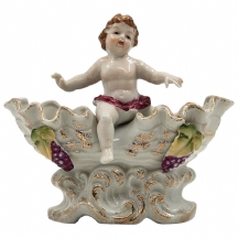 כד פורצלן שולחני מפוסל בצורת ילד חמודות על סל נצרים, מעוטר בצביעת יד באמייל