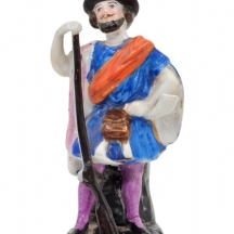 פסלון פורצלן סקוטי עתיק מהמאה ה-19 בדמות צייד, מעוטר בצביעת יד, 1850-1870 בקירוב