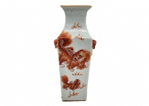אגרטל סיני עתיק בן כמאה שנה, עשוי פורצלן, מעוטר ציורי יד באמייל כתום בדמות כלבי