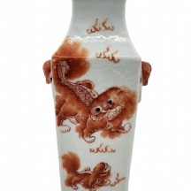 אגרטל סיני עתיק בן כמאה שנה, עשוי פורצלן, מעוטר ציורי יד באמייל כתום בדמות כלבי