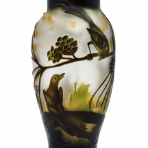 כד זכוכית בסגנון אר נובו, מעוטר בקמאו בדגם ציפורים על ענפי עץ אורן ואצטרובלים