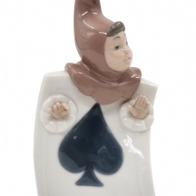 פסל פורצלן ספרדי מתוצרת 'נאו' (Nao), מעוצב כילד מחופש לקלף פוקר, מעוטר בצביעת יד