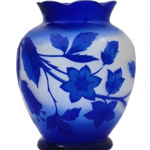 כד זכוכית מעוטר בקמיאו בדגם ענף פורח בכחול, לא חתום