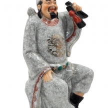 פסל פורצלן סיני דקורטיבי מעוטר בצביעת יד באמייל על רקע זיגוג 'קרקלה'