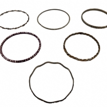 לוט של 6 צמידים שונים, עשויים מתכת, קוטר פנימי בהתאמה מ: 6.5 ועד 7.5 ס"מ.