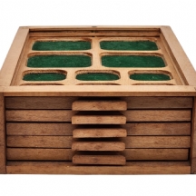 תיבה שולחנית לשמירת אוסף מטבעות ומדליות עשויה עץ ומחופה בד, עם 5 מגירות