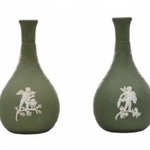 זוג אגרטלים אנגלים ישנים ויפים, מתוצרת 'וודג'ווד' (Wedgwood), מעוטרים וחתומים