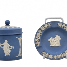 זוג כלים אנגלים ישנים ויפים, מתוצרת 'וודג'ווד' (Wedgwood), מעוטרים וחתומים