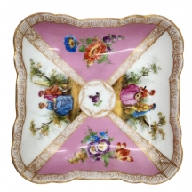 קערת פורצלן גרמנית מרובעת מתוצרת קרל טיימה דרזדן (Carl Thieme Dresden), מעוטרת