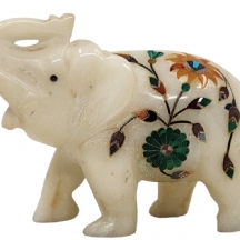 פסלון הודי ישן בדמות פיל עשוי אלבסטר לבן מעוטר בשיבוץ מסוג פארצ'ין-קארי (Parchin